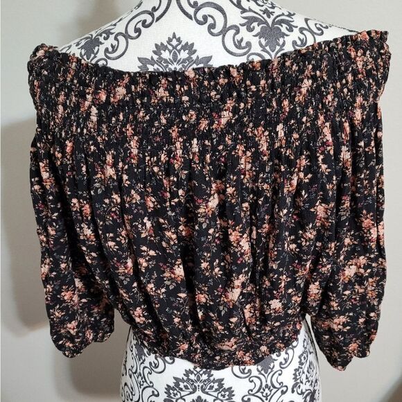 American eagle small black‎ floral crop top - Picture 3 of 7